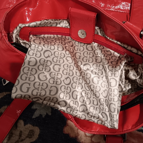 Y2k Guess Red Patent Faux Leather Shoulder Bag W/ Multiple Zippers & Pockets - Picture 9 of 10